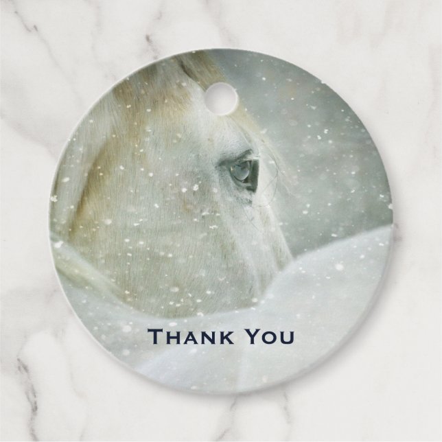 Foto på en vacker vit häst i vinter gåvor etiketter (Framsida)