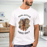 Foto på enbart hund för tass-sitiva virus t shirt<br><div class="desc">För en vit/lätt färgad t-shirt. Svart text. För en hund älskare! Anpassa och lägg till ett foto av hund. Text: Endast Tass-sitiva vibes.</div>