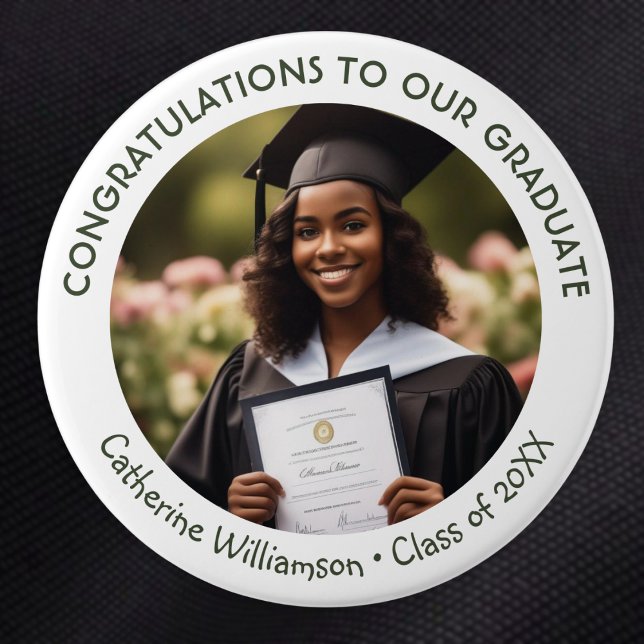 Foto på examensfirande present till examenkandidat knapp (A personalized button with graduate's photo, a congratulations message, name, and 'class of' year)