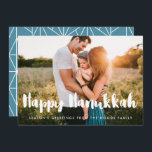 Foto på familjen lycklig Hanukkah Modern typografi Julkort<br><div class="desc">En modern typografi för den här fotokortsamlingen. Så här anpassar du dig med din favoritfamilj bild. Du kan också enkelt ändra färg på teckensnittet eller den geometriska bakgrunden till dina önskemål.</div>