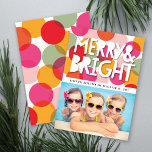 Foto på färgkonfettkonfetti med nyans och ljus fet julkort<br><div class="desc">Denna moderna och roligt tropiska jul- och semesterkort har orden "Merry and Bright" i fet vit typografi på en stor, tjock och färgstark fuchsisk shock rosa, rosa och lätt grönt konetti polka dots mönster-bakgrund och ett favoritfoto från en familj. På baksidan av kortet finns ett utfall som matchar färgfulla konfektpunkter...</div>