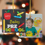 Foto på färgstarka barn i Preschool Keepsaki Chalk Julgransprydnad Keramik<br><div class="desc">Utformningen av förK-fotodekoration har ett äpple, en linjal, kritor och fet, färgstark roligt. Klicka på knappen Anpassa om du vill ha fler alternativ för att ändra texten! Det finns variationer i denna utformning, ytterligare färg och samordnade produkter i vår butik, zazzle.com/store/doodlelulu. Kontakta oss om du behöver den här designen för...</div>