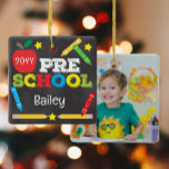 Foto på färgstarka barn i Preschool Keepsaki Chalk Julgransprydnad Keramik<br><div class="desc">Utformningen av prydnadsföremål i förskolan har ett äpple, en härskare, kritor och fet, färgstark roligt. Klicka på knappen Anpassa om du vill ha fler alternativ för att ändra texten! Det finns variationer i denna utformning, ytterligare färg och samordnade produkter i vår butik, zazzle.com/store/doodlelulu. Kontakta oss om du behöver den här...</div>