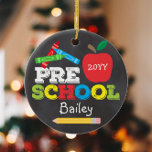 Foto på färgstarka barn i Preschool Keepsaki Chalk Julgransprydnad Keramik<br><div class="desc">Utformningen av förK-prydnadsföremål har ett äpple, en linjal, kritor och fet, färgstark roligt på framsidan och ett fullt-foto på baksidan! Klicka på knappen Anpassa om du vill ha fler alternativ för att ändra texten! Det finns variationer i denna utformning, ytterligare färg och samordnade produkter i vår butik, zazzle.com/store/doodlelulu. Kontakta oss...</div>
