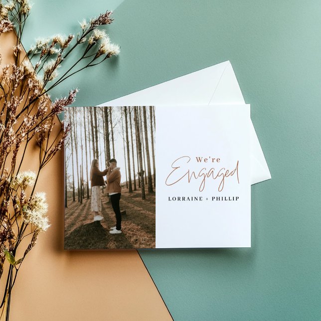 Foto på festinbjudan för engagemang inbjudningar (Stylish “We’re Engaged” photo announcement card! Featuring a contemporary design.)