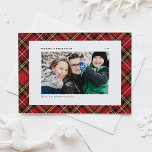 Foto på Festive Red Pput Mönster God jul Julkort<br><div class="desc">Skicka julhälsningar med det här klassiska pläterade God jul-fotokortet. Den har en klassisk grönt,  vit och röd plaid mönster. Anpassa genom att lägga till ett vågrät-foto,  namn,  Julhälsningar,  år och meddelande. Det här festliga röda julkortet finns i andra färg.</div>