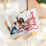 Foto på Festive Red Script God jul Fullt Julkort<br><div class="desc">Fira säsongen med det här festive Red script God jul fullt fotokortet med -helgdag som innehåller en aning elegant charm. Chicens utformning visar en enkel röd-vit palett färg, som frammanar vinterns mysiga anda. Dess moderna och unika dragningskraft och dess gedigna formulering skapar en balans mellan perfekt och säsong. I en...</div>