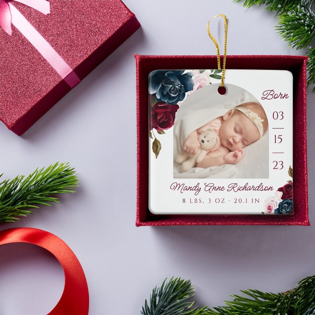 Foto på flottans burgundy Rosa Blommigt Baby födel Julgransprydnad Keramik (Navy Burgundy Pink Floral Baby Birth Stats Photo Ceramic Ornament)