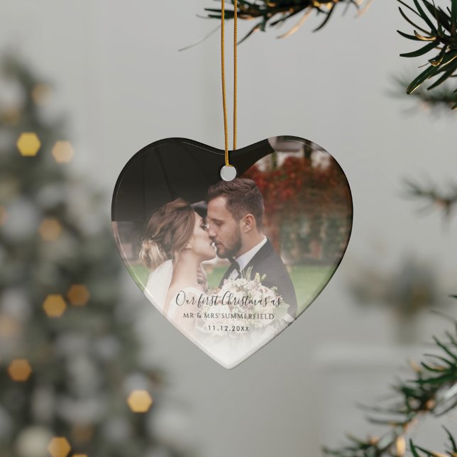 Foto på första juldagen, gift Bröllop-årsdagen Julgransprydnad Keramik (First Christmas as Mr and Mrs Heart Shaped Ceramic Ornament)