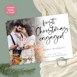 Foto på första julmålad Anpassningsbar Julkort<br><div class="desc">Första julfotnoten Engaged Anpassningsbar Photo. Trevligt att fira din första jul efter din förlovning. Ett skript för uppsättningen med uppsättningar för rubriktexten som är enkelt att anpassa med hälsning och namn. Byt ut exempelfotot mot ett eget. Ett övertäckt övertäckt lagrar ligger ovanpå fotot så det tonas ut när det når...</div>