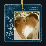 Foto på första jultomten Gift Blue Snöflingor Julgransprydnad Keramik<br><div class="desc">Denna mörk blått julprydnad är en perfekt för det nygifta paret. Utformningen har ett foto ram med handskriven text "Gift" och accentueras med ljusblått snöflingor mot mörk blått bakgrund. Anpassa med ett bilder av paret,  deras namn och år.</div>
