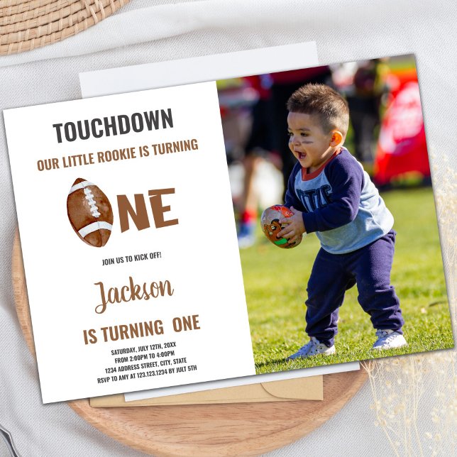 Foto på fotboll med en Touchdown-fotboll Inbjudningar (One Touchdown Football Birthday Invitations photo)