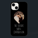 Foto på Framtiden, Modern Bride Script Namn<br><div class="desc">Photo The Future Mrs Modern Bride Script Custom Name (Framtidens fru) ger ditt favoritfoto med texten "Framtidens fru" och personlig med ditt namn i modern skripttypografi. Designad av ©Evco Studio www.zazzle.com/store/evcostudio</div>