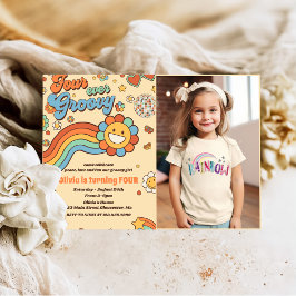 Foto på fyra gånger Groovy Retro Rainbow 4e födels Inbjudningar