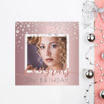 Foto på gnistra för  rosa för födelsedagsfest inbjudningar<br><div class="desc">Mall för ditt eget foto. Framtill: Ro guld, övertäckningen från Faux glitter: Gratulerar. Texten är skriven med ett modernt handskript i stil. Text: 21:a födelsedag (eller i någon ålder), i grått. Dekorerad med faux ro guld diamant sprinkle. Dusty ro, rosa Faux metallic tittar bakgrund. Baksida: Dusty ro faux metallisk bakgrund,...</div>