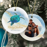 Foto på God jul i kustnära Beach Sea Turtle Julgransprydnad Keramik<br><div class="desc">Denna kustnära temade helgdag är lätt personlig med namn på framsidan och ett foto på baksidan, och har en vattenfärgsköldpadda blåhavssköldpadda på en abstrakt strandbakgrund med en glättad flod från guld glitter och guld God jul. Kolla in samlingen för fler matchande produkter, eller kontakta mig genom Zazzle-Chattan om du behöver...</div>