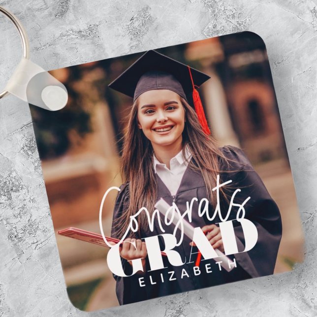 Foto på gratulerar Grad Modern Simple Script Anpas Nyckelring (Skapare uppladdad)