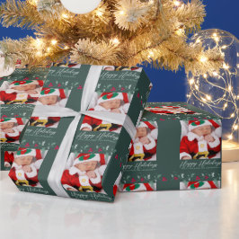 Foto på grönt av julklapp och röda bär presentpapper