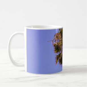 Foto på grönt träd med ytligt fokus kaffemugg