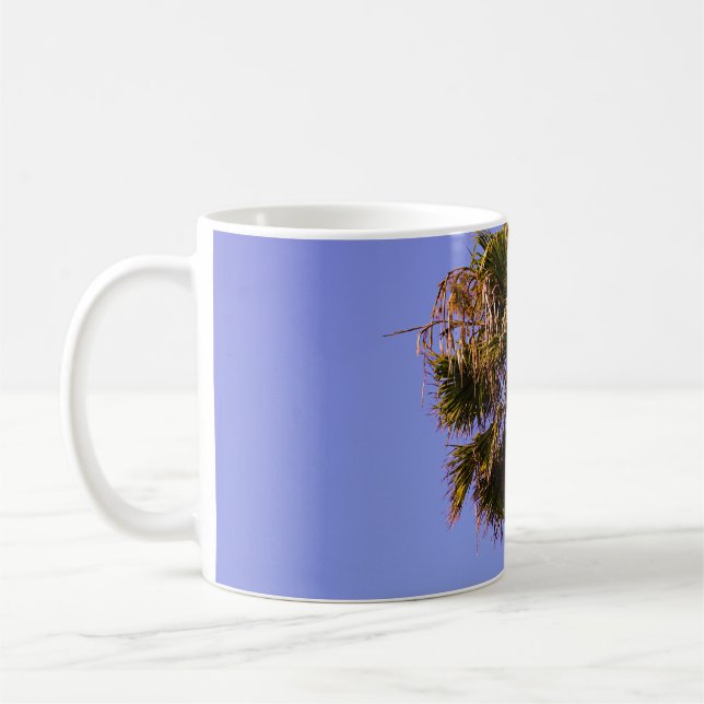 Foto på grönt träd med ytligt fokus kaffemugg (Vänster)