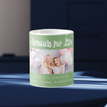 Foto på grönten namn för vänner kaffemugg<br><div class="desc">En bakgrund för färgad av grönt. Anpassa och lägg till ett eget foto, välj en av dina bästa vänner till namn och ställe på evenemanget. Texten: Vänner för livet är skriven med ett modernt skript från stil. Perfekt som gåva till dig själv eller som födelsedagspresent eller julklapp till dina vänner....</div>