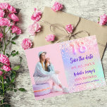 Foto på Holograf rosa lila 18:e födelsedag Spara Datumet<br><div class="desc">En modern och elegant Spara datum för 18:e födelsedagsfesten. Holografisk bakgrund,  rosa,  lila myntbakgrund grönt. Anpassa och lägg till ett foto,  datum och namn.</div>
