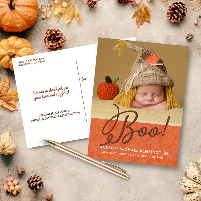 Foto på hösten Baby i cute Halloween-hösten Meddelande Vykort (Cute Halloween Fall Autumn Baby Birth Photo Announcement Postcard)