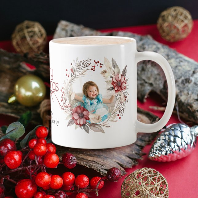 Foto på julkrans, röd blomma och bär kaffemugg (Skapare uppladdad)