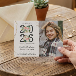 Foto på kvinnlig examenstudent i rosa blommig klän inbjudningar