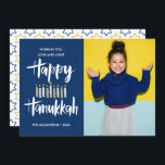 Foto på Lycklig Hanukkah Candles Blue Helgdagars Inbjudningar<br><div class="desc">Festive Hanukkah Helgdag-fotohälsningskort med ditt bästa porträtt-foto och "lycklig hanukkah" i handskriven stil-penseltypografi och ljus i blad- och  nyanser. Anpassa anpassningsbarna med ditt namn och år. Kort bakåt till en mönster av stjärnor med en koordinerad blå bakgrund.</div>