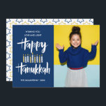 Foto på Lycklig Hanukkah Candles Blue Helgdagars Inbjudningar<br><div class="desc">Festive Hanukkah Helgdag-fotohälsningskort med ditt bästa porträtt-foto och "lycklig hanukkah" i handskriven stil-penseltypografi och ljus i blad- och  nyanser. Anpassa anpassningsbarna med ditt namn och år. Kort bakåt till en mönster av stjärnor med en koordinerad blå bakgrund.</div>