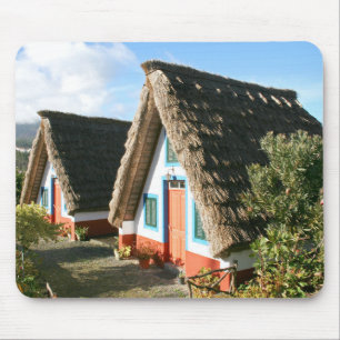 Foto på Madeira med Santanas typiska hus Musmatta