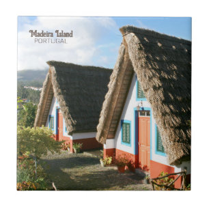 Foto på Madeira med typiska hus, Portugal Kakelplatta