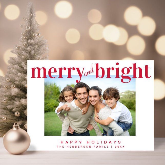 Foto på Merry och Bright Modern Red Typography Julkort (Share the love and warmth of the season with your personalized photo Christmas card)