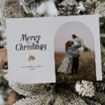 Foto på minimalistisk vit Arch God jul Julkort<br><div class="desc">Minimal och ren julfotoport med ett vitt ram med en typografisk text som säger "god jul" med en enkel illustration av röda bär.</div>