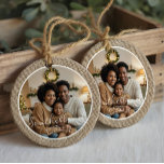 Foto på minsta Personlig för Rustic Farmhouse Burl Julgransprydnad Keramik<br><div class="desc">Bygg upp den roliga elegansens charm med vår minimala faux burlap-texturerad ornament. Den här vackert designade prydnadsföreställningen har en realistisk spricka i struktur ram, vilket gör att du får en aning varm och enkelhet i din helgdag. Anpassa detta ornament med ett foto på framsidan och baksidan tillsammans med ett namn...</div>