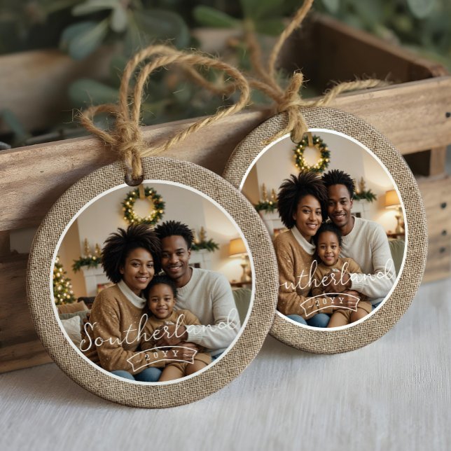 Foto på minsta Personlig för Rustic Farmhouse Burl Julgransprydnad Keramik (Minimal Rustic Farmhouse Burlap Personalized Photo Ceramic Ornament)