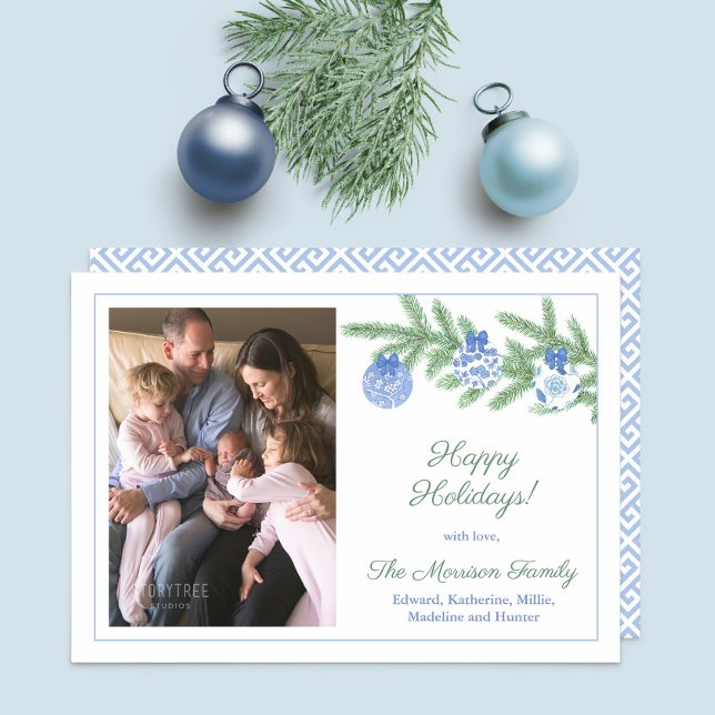 Foto på ornament av tidrapport Blue and White Ging Julkort (Blue and white chinoiserie baubles on fir tree branch Happy Holidays photo Christmas card)