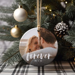 Foto på Par för Personlig för övertäckning av skog Julgransprydnad Keramik<br><div class="desc">Skapa bröllop,  förlovning,  årsdag,  smekmånad eller speciellt ögonblick med denna anpassningsbar keramiska ornament som är perfekt för par. Lägg till ett favoritfoto på vardera sidan,  med "för alltid" överlagt i avslappnadens penselskripthandskrift och initialerna under.</div>