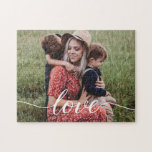Foto på Personligen  för Family Kärlek-skript Pussel<br><div class="desc">Gratulera till familjen med "Family Kärlek Script Personlig Photo Jigszle Puzzle". Det här vackra och hjärtskärande pusslet kapslar in kärlek som förenar din familj, skapar det som en omhuldad keepy för generation till kom. 👨 ‍ ‍ 👧 👦 Familjebond: Stärka bandet mellan kärlek som förenar din familj genom att visa...</div>