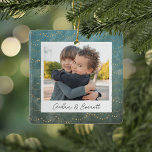 Foto på Personligen Winter Ljus Dubbla Sided  Julgransprydnad Keramik<br><div class="desc">En ljuskänslig färgad dubbla som visar ett favoritfoto på varje sida,  på en dammig vattenfärgsbakgrund som prickas med strängen ljus. Anpassa med en anpassningsbar på framsidan i handskrivet brev och lägg till året på baksidan.</div>