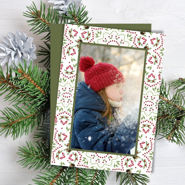 Foto på Red and Grönt Helgdag Anpassningsbar Mönst Julkort (Merry Christmas photo card with a vertical photo layout.)
