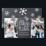 Foto på Rustic Chalkboard Snowflake God jul Kort<br><div class="desc">Ett vackert typografiskt baserat helgdag-fotokort har ett familjefoto. "Det är den mest underbara tiden på året" visas i vit,  handskriven typografi på en kol-grått-kritbakgrund accentuerad med vitt snöflingor. Anpassa kortet med din hälsning,  familj namn och namn. På baksidan visar kortet en snöflinga mönster med lätt grått-bakgrund.</div>