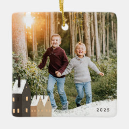 Foto på Rustic Snowy Village Scene Julgransprydnad Keramik