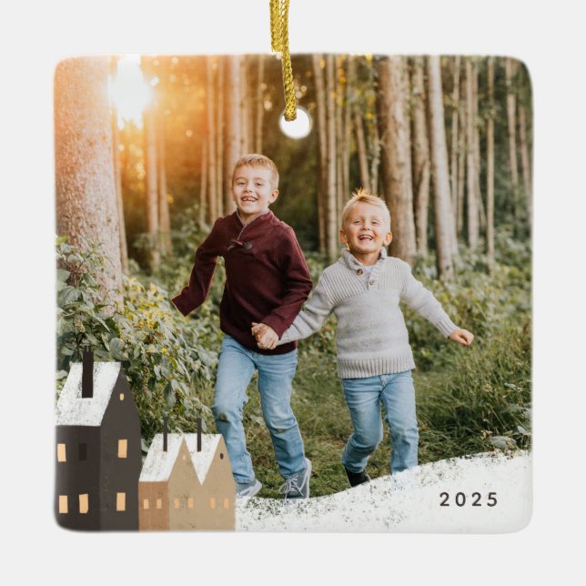 Foto på Rustic Snowy Village Scene Julgransprydnad Keramik (Framsida)