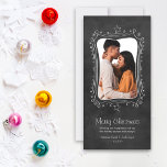 Foto på Rustik Black Chalkboard God jul Julkort<br><div class="desc">Skicka din julklapp till önskemål med ett bildkort för visuell helgdag och chic. En festiv,  handritad vit kritduk gräns med stjärnor och snöflingor ram med lodräts  foto.  Innehåller en bakgrundsbild för svart bräde stil.</div>
