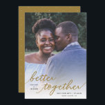 Foto på skriptfotot med helt enkelt bättre kombina spara datumet<br><div class="desc">Den här fotot på snyggten Spara platta datumkort med handskrivna typografier, läsa, "bättre tillsammans" över en bildmall för utfall i fullt. Ett vitt överlägg grund på kortet gör att texten kan stå över nästan vilken bild som helst! Kortets baksida innehåller en liten liten bit mönster i vitt över anpassningsbarnas färg...</div>