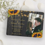 Foto på solrossolrosolja från Rustic ljus bröllop Inbjudningar<br><div class="desc">Elegantens inbjudan till chic under sommar- eller höftbröllop snyggt på mörk bruna lingträ med vackra solblommor,  buketter,  strängar eller ljus med vink och ett kalligrafiskript för chic faux guld.               Enkel att anpassa med information och foton!              Inbjudan är lämplig för elegant sommar- eller höstfall vid land lada bröllop.</div>