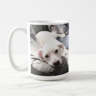 Foto på söt hund som sitter med bästa vännen Blue Kaffemugg