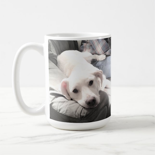 Foto på söt hund som sitter med bästa vännen Blue Kaffemugg (Vänster)